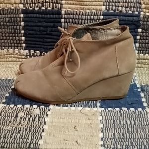 Tom's suede wedges booties